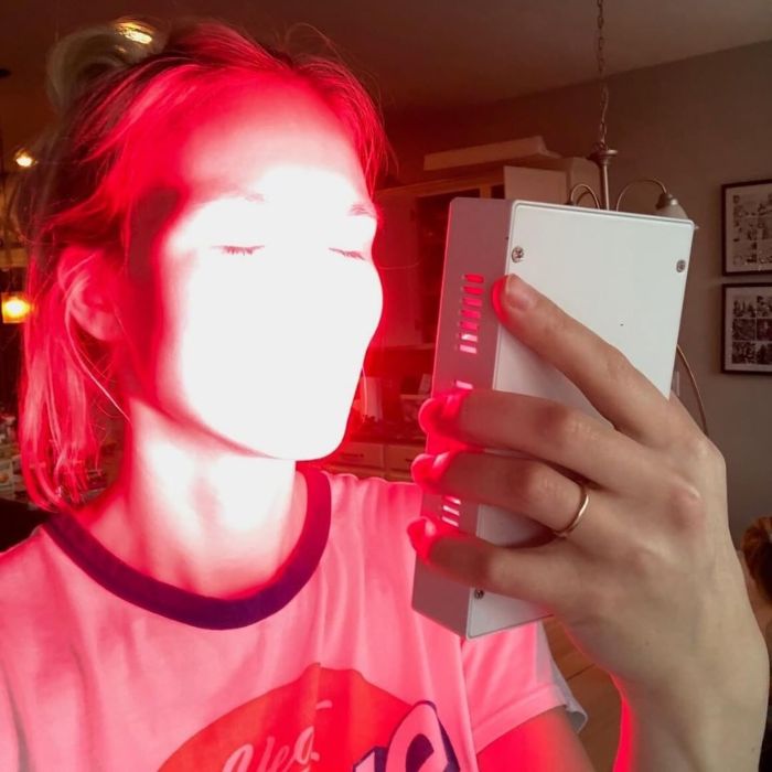 KOZE Mini Red Light Therapy device, highlighting its convenience for skin and health treatment.
